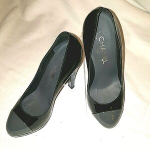 🔥CHANEL Black/Gray Patent Pumps